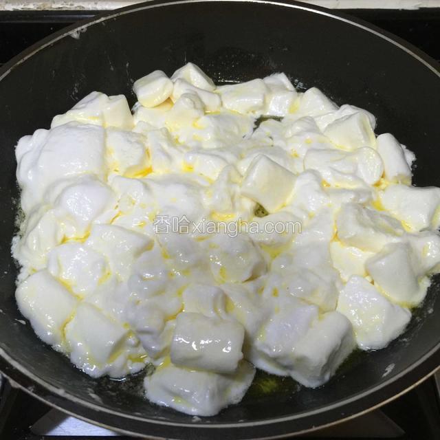 把棉花糖倒进锅里，用硅胶铲翻搅均匀。