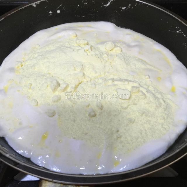 倒进奶粉，搅拌一下，就可以关火了，再继续搅拌均匀。一定要奶粉和棉花糊融各。