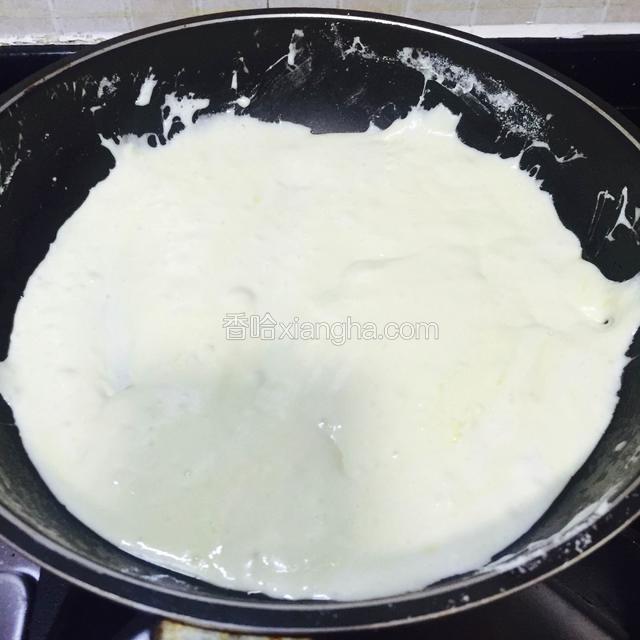 搅拌均匀后，尽量把糖酱摊开，



这样可以把坚果仁和饼干更多接触粘住糖。



