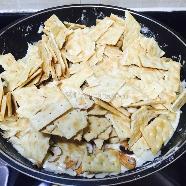 再倒进苏打饼干，小心翻伴一下