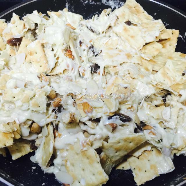 小心翻伴，让糖粘住果仁和饼干，



可以看出牛扎糖有些许拉丝了。