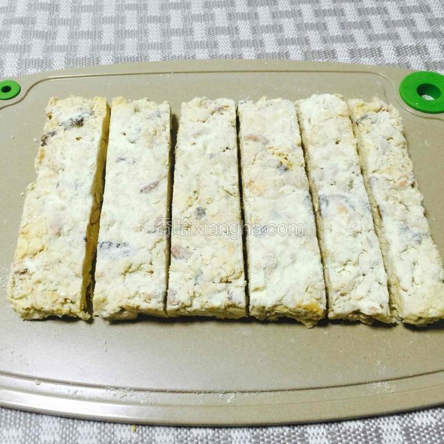 饼放凉后，切成条