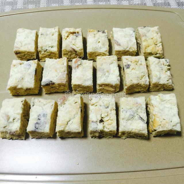切块，大小随喜欢。



因为按包装袋大小，本菜谱切的大块些。