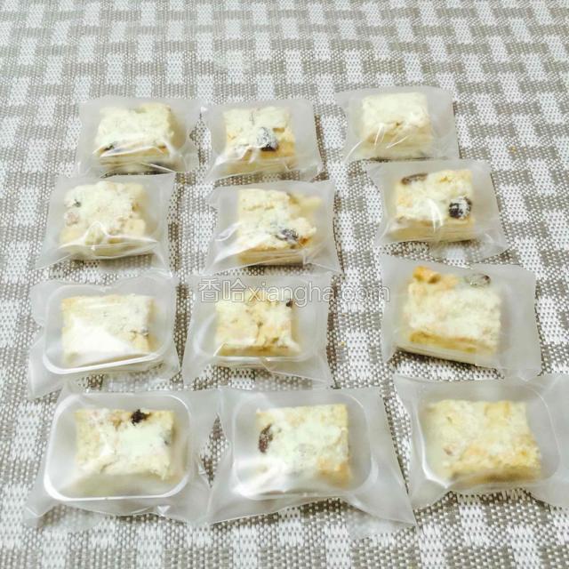 独立包装，干净又卫生。



这个袋是上次包装绿豆糕余下的，



用来包装雪花酥，刚刚好。