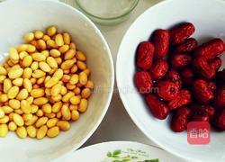 地瓜红枣玉米粥的做法图解1