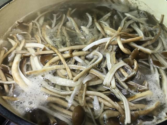 放入排骨和茶树菇，大火烧开后转小火盖盖炖2小时左右。