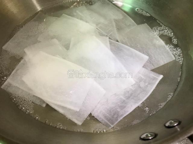 锅内注入适量清水、将切好的白萝卜片烧开至萝卜片变软捞出备用。