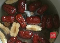 红枣花旗参桂圆瘦肉汤的做法图解2