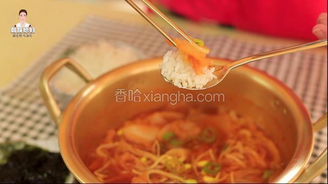 再次开锅以后，就配上米饭和海苔开吃吧！
