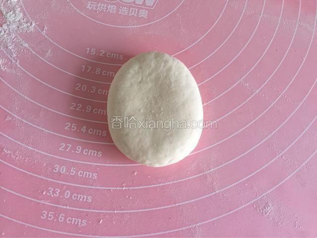 取一个面团揉成椭圆形