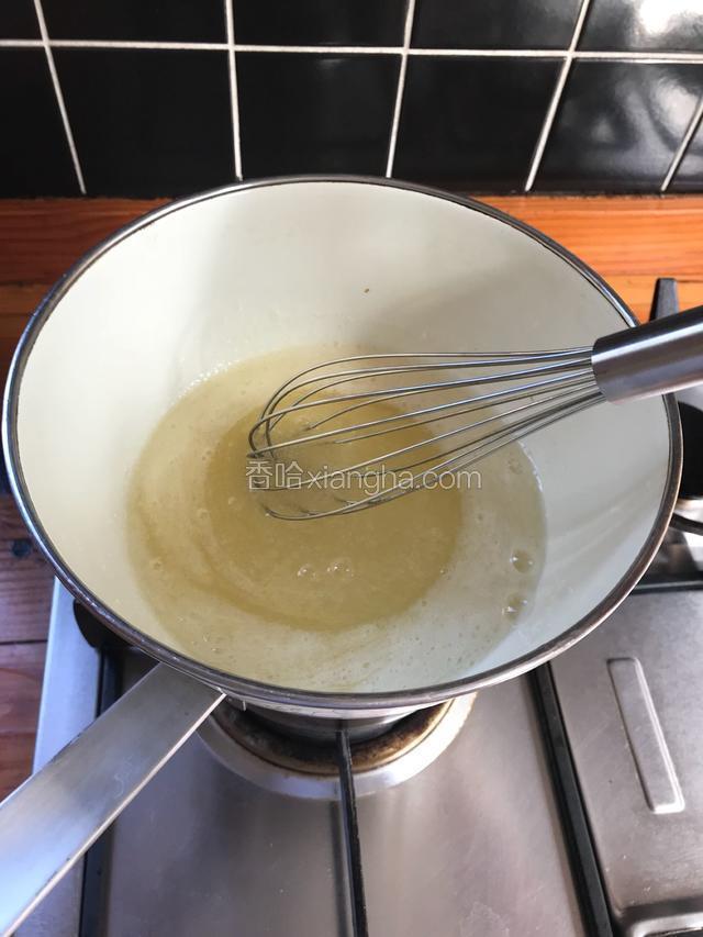 然后就开始不断搅拌、我们是要糖融化不是煮鸡蛋所以这个一步需要注意一点. 