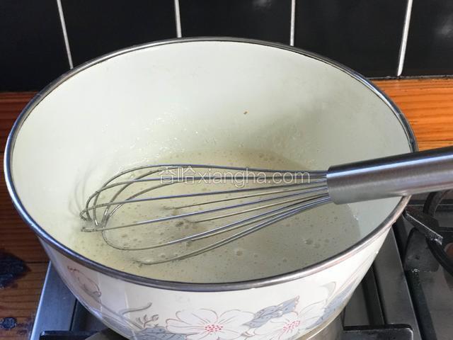 大概30秒后将一滴液体放在手指上检查一下糖是否融化了. 如果还没有完全融化就继续搅拌. 