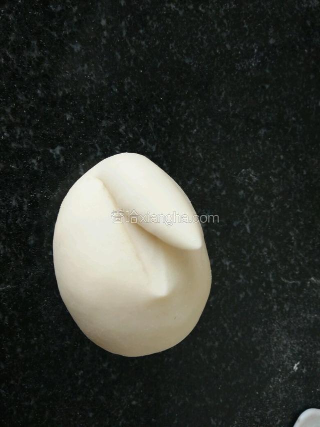 从顶部剪一刀，如图