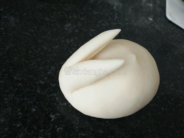 再从中间剪一刀，如图做出兔子耳朵