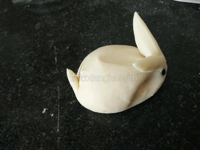 从后面剪一刀当尾巴