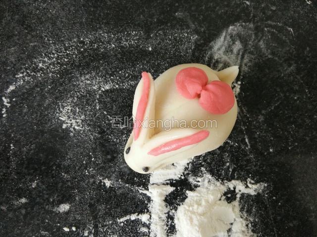 耳朵上黏上红条装饰，做好生胚，醒10分钟，凉水上锅蒸熟即可