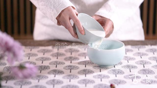 米酒滤出澄清部分，倒入牛奶中，搅拌后静置