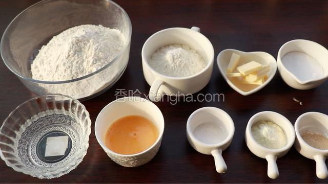 准备好面包所需材料