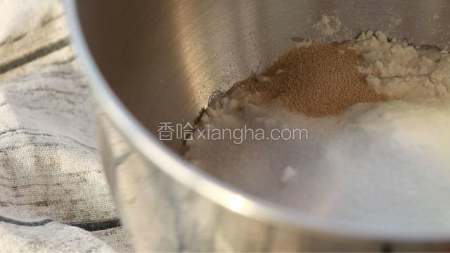 混合除黄油外所有材料，启动揉面，略起筋膜时，加入黄油继续揉