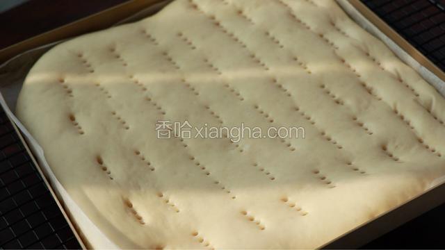 发至明显胀大取出，用叉子在表面扎孔