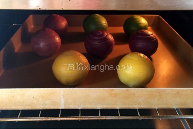 放入预热好的烤箱中层，上下火180度30分钟，若上色后可以盖锡纸，防止蛋黄酥颜色过深。