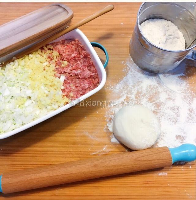 猪绞肉用葱姜末和调味料调好味备用。