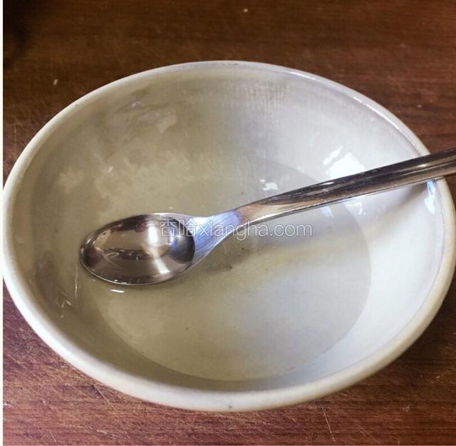 100ml清水加1茶匙白醋搅匀