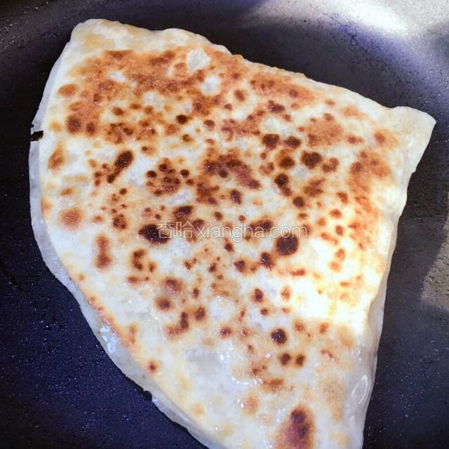 锅加底油烙熟肉饼，淋少许白醋水再稍微烙一下就可以了。
