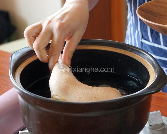 土鸡腿清洗干净，放入砂锅焯水，水倒掉；
