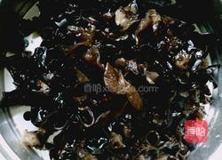 木耳炒瘦肉的做法图解2
