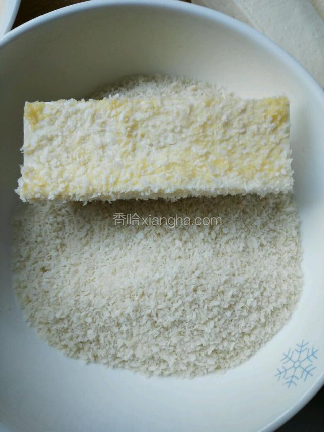 再把豆腐条滚上面包糠