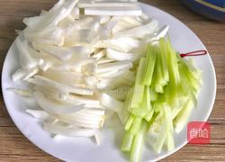 白菜梗子芹菜炒肉丝的做法图解3