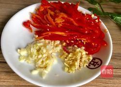 白菜梗子芹菜炒肉丝的做法图解4