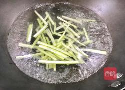白菜梗子芹菜炒肉丝的做法图解7