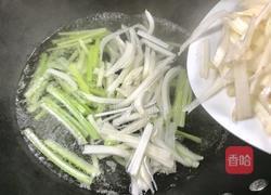 白菜梗子芹菜炒肉丝的做法图解8