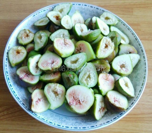 无花果对半切开。