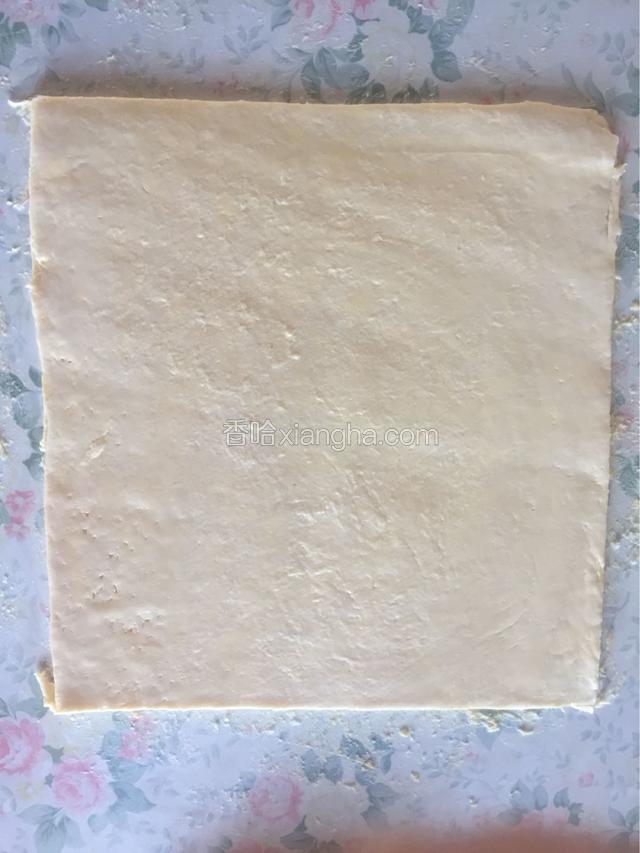 取出后擀成长方形面饼，并将周围多余的地方用刀切掉，在长方形面饼上涂抹一层清水薄薄的即可，撒上白糖，从两边向中间卷起。