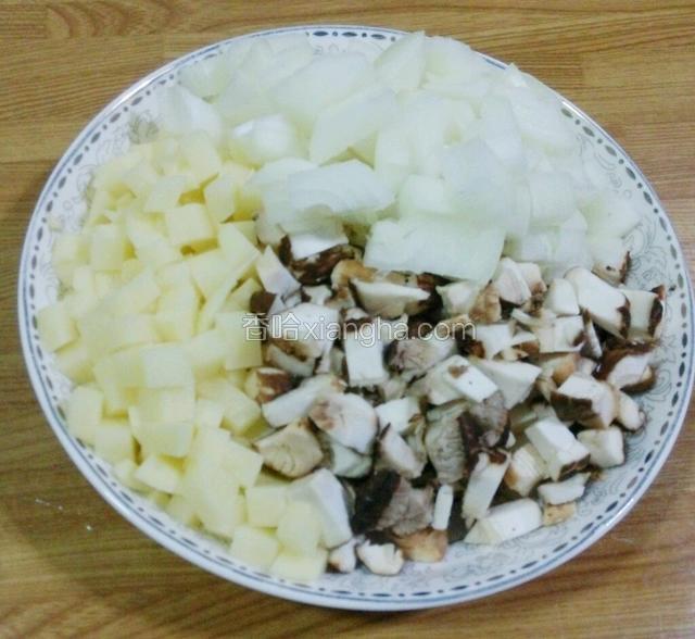 蔬菜都切丁，可以根据喜好更换蔬菜。