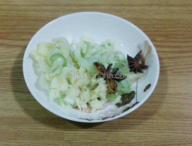 葱姜蒜末备用，大料准备。