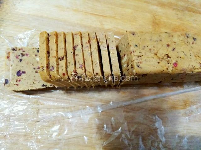 取出冻好的面团，均匀的切成0.5cm的薄片。