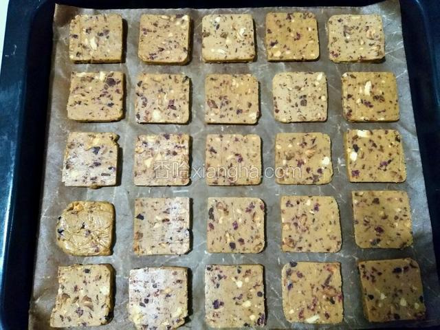 烤箱180℃提前预热，烤盘上铺油布，有间隔的摆放上饼干。