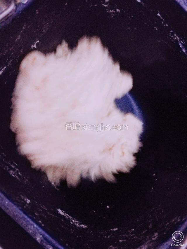 把白糖面粉酵母混合搅拌均匀后倒入温牛奶搅拌成棉絮状