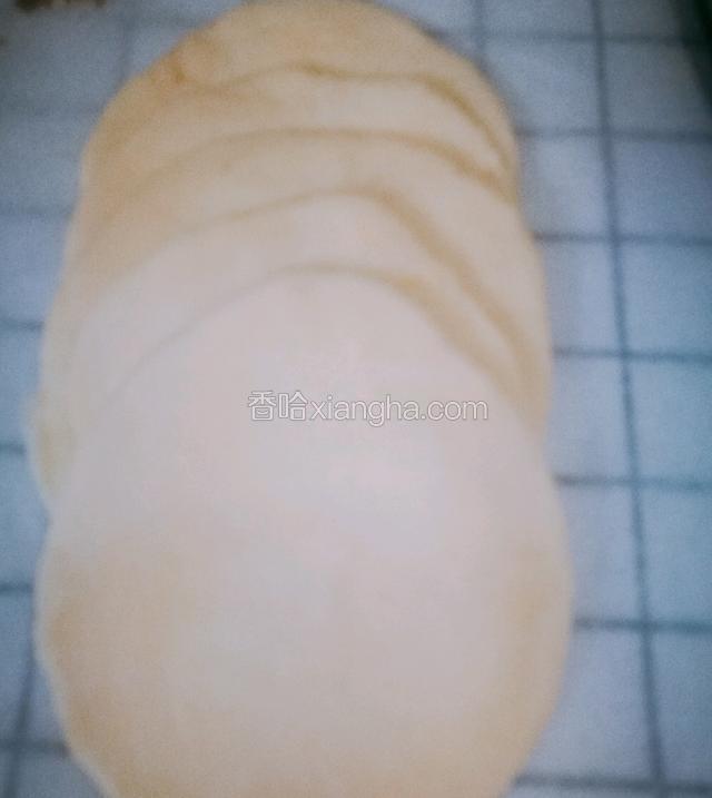 发酵好的面团取出排气切成15克的小面团后用擀面棍擀编，每个馒头需要5片，如图排好从第五片开始卷。