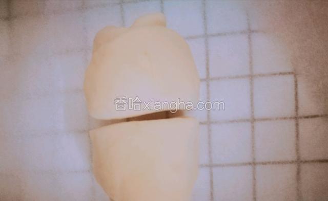 卷好后从中间切开后需二次发酵20-30分钟待膨胀成2倍大