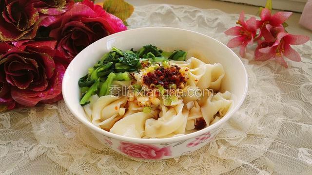 煮好盛入碗中倒入汁菜葱蒜未放好。辣椒面放中间油热倒辣椒面上。