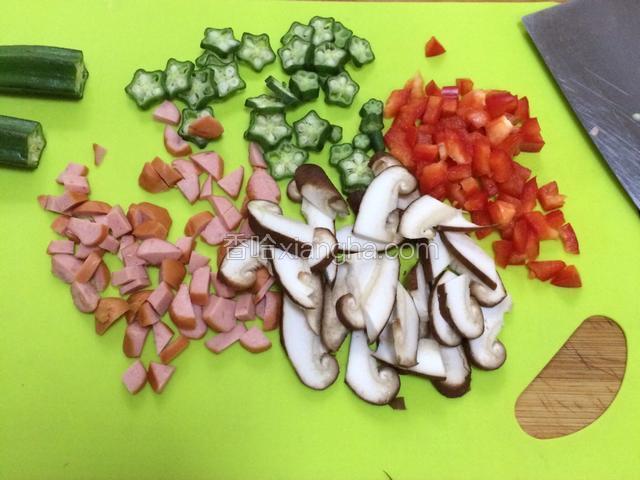 把秋葵、香菇和红椒洗净擦干，用刀把红椒和香肠切丁，把香菇和秋葵切片。