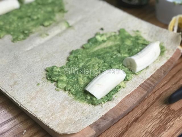 如图将牛油果泥放在煎饼两边、上面加香蕉块