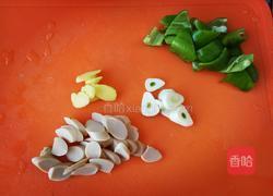 火腿木耳炒毛豆的做法图解2