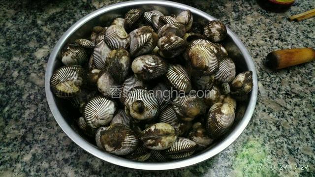 麻蚶子用水洗净。（最少5遍）