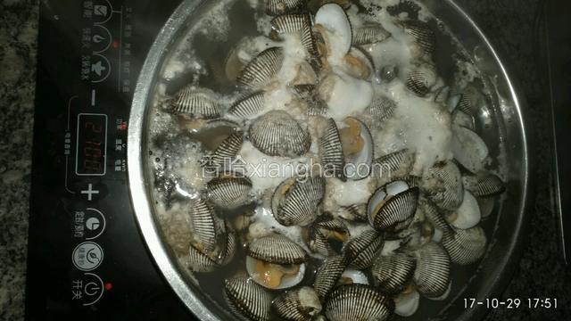 大火烧开，蛤子张开口。（大约5～6分钟）